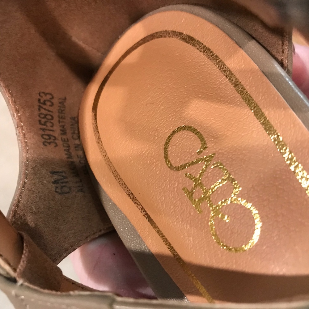 shoes - Picture 2 of 3